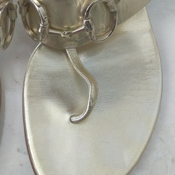 Metallic gold Gucci sandals - Picture 2 of 3
